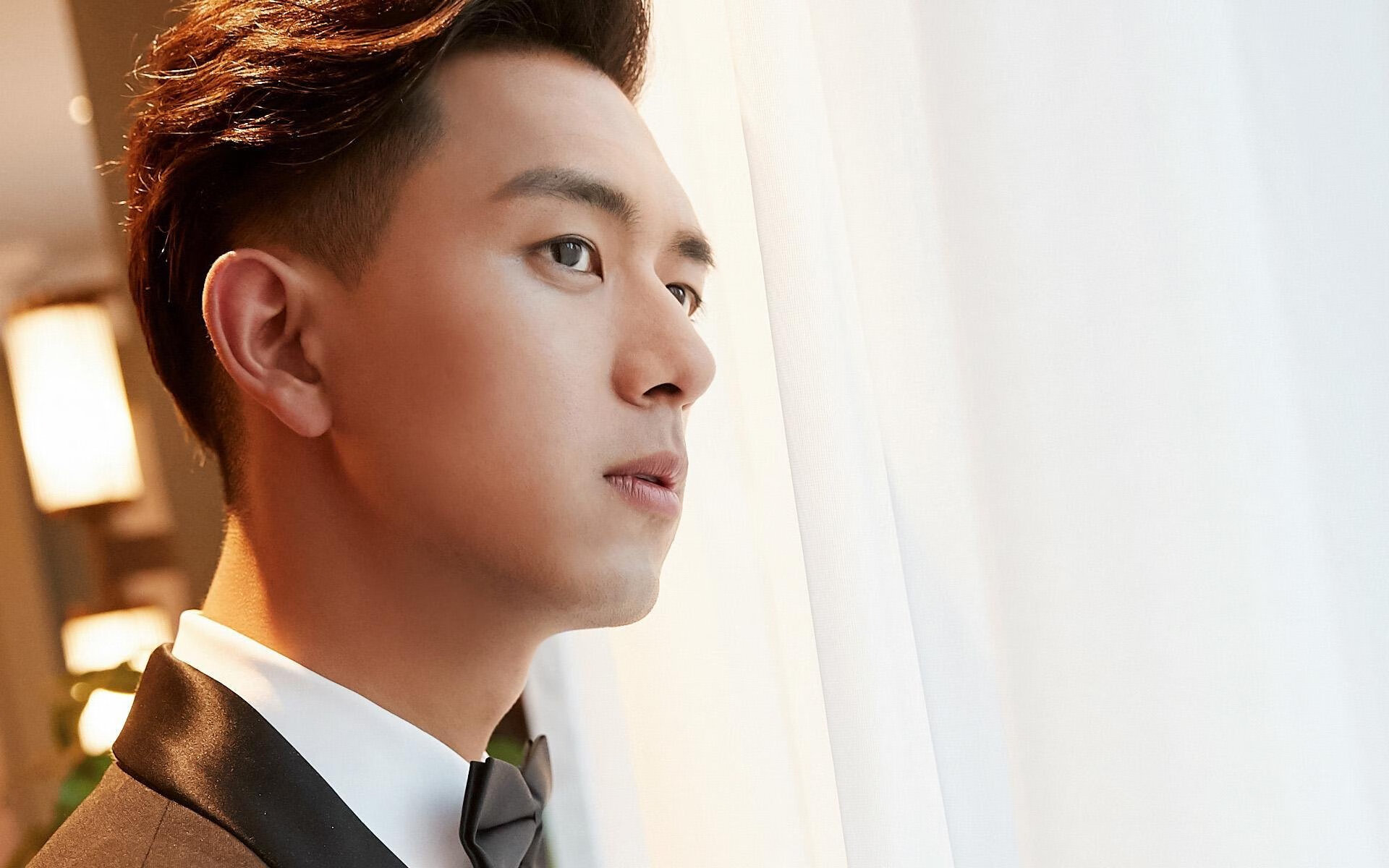 爱游戏官网app-湖人球员与球迷互动合照登上社交热搜榜,湖人队球员合照